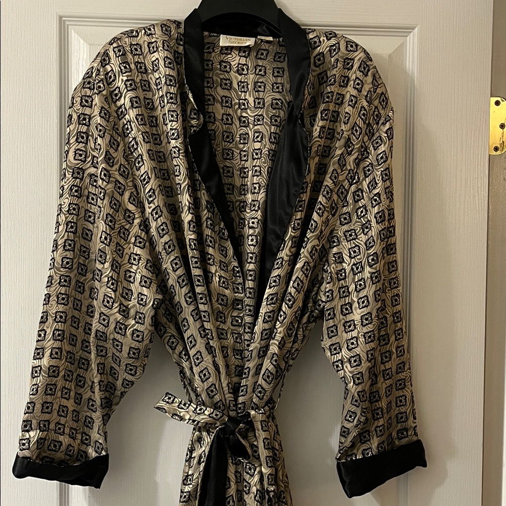 Victoria's Secret Black and Cream Patterned Robe
